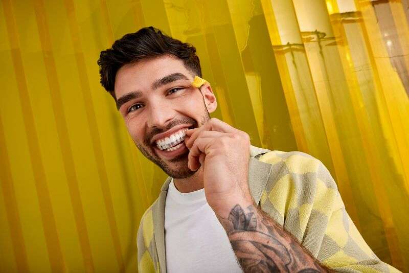 Desktop - Man - Yellow background -  Aligner - Toothbrush