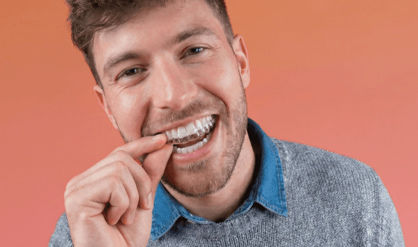 [CRO] Man - Brunette - Curly hair - Looking front - Aligner - Smile - Lilac - T-shirt - Blue - Gradient - Background - Desktop