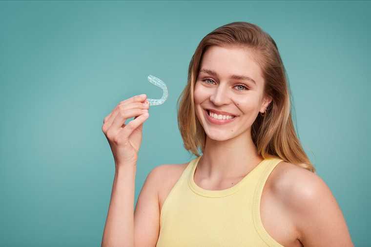 People-Teeth-model-woman-aligner__1_800x600_all_02__