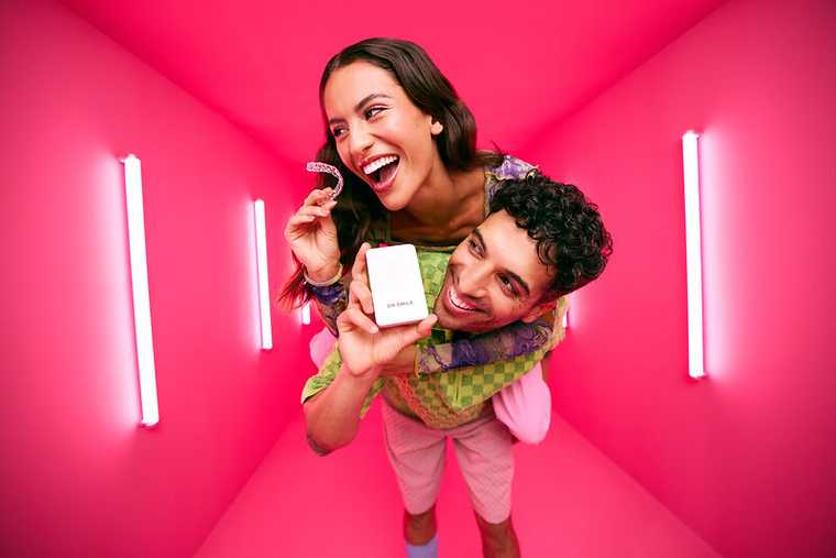 [CRO] Woman - Man - Brunettes - Colorfull clothes - Case - Aligner - Smile - Looking left - Pink - Light - Background - Desktop