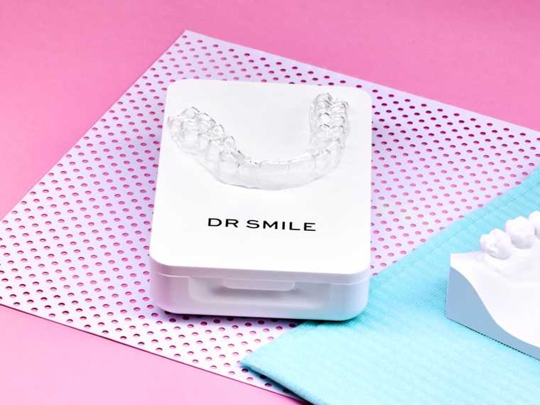 DR SMILE - Aligners - Colorful background